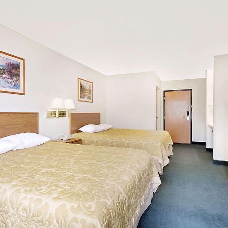 ซูเปอร์ 8 บาย วินด์แฮม แบตเทิลเมาน์เทน Hotel แบทเทิลเมาท์เทน ภายนอก รูปภาพ