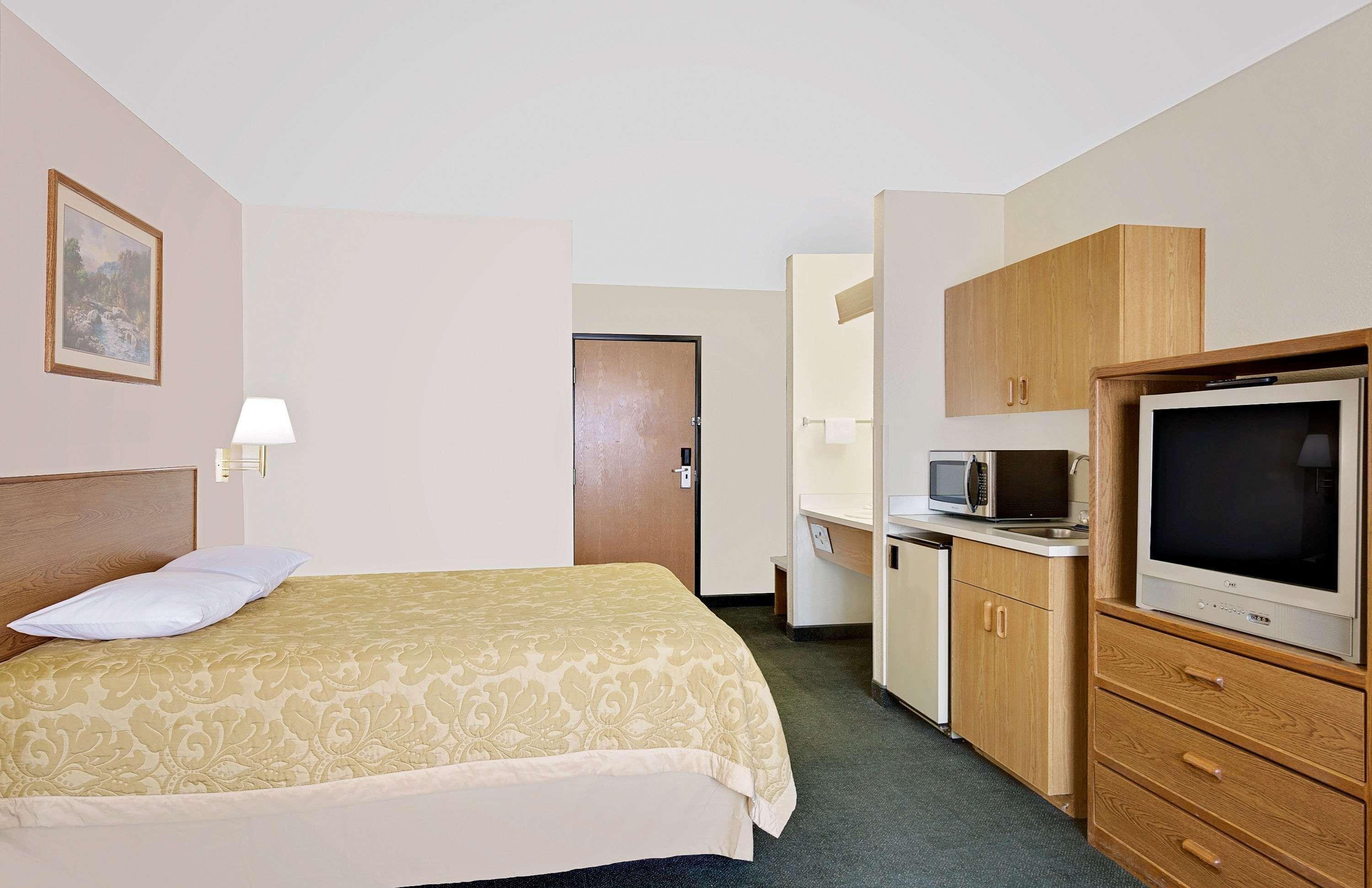 ซูเปอร์ 8 บาย วินด์แฮม แบตเทิลเมาน์เทน Hotel แบทเทิลเมาท์เทน ภายนอก รูปภาพ