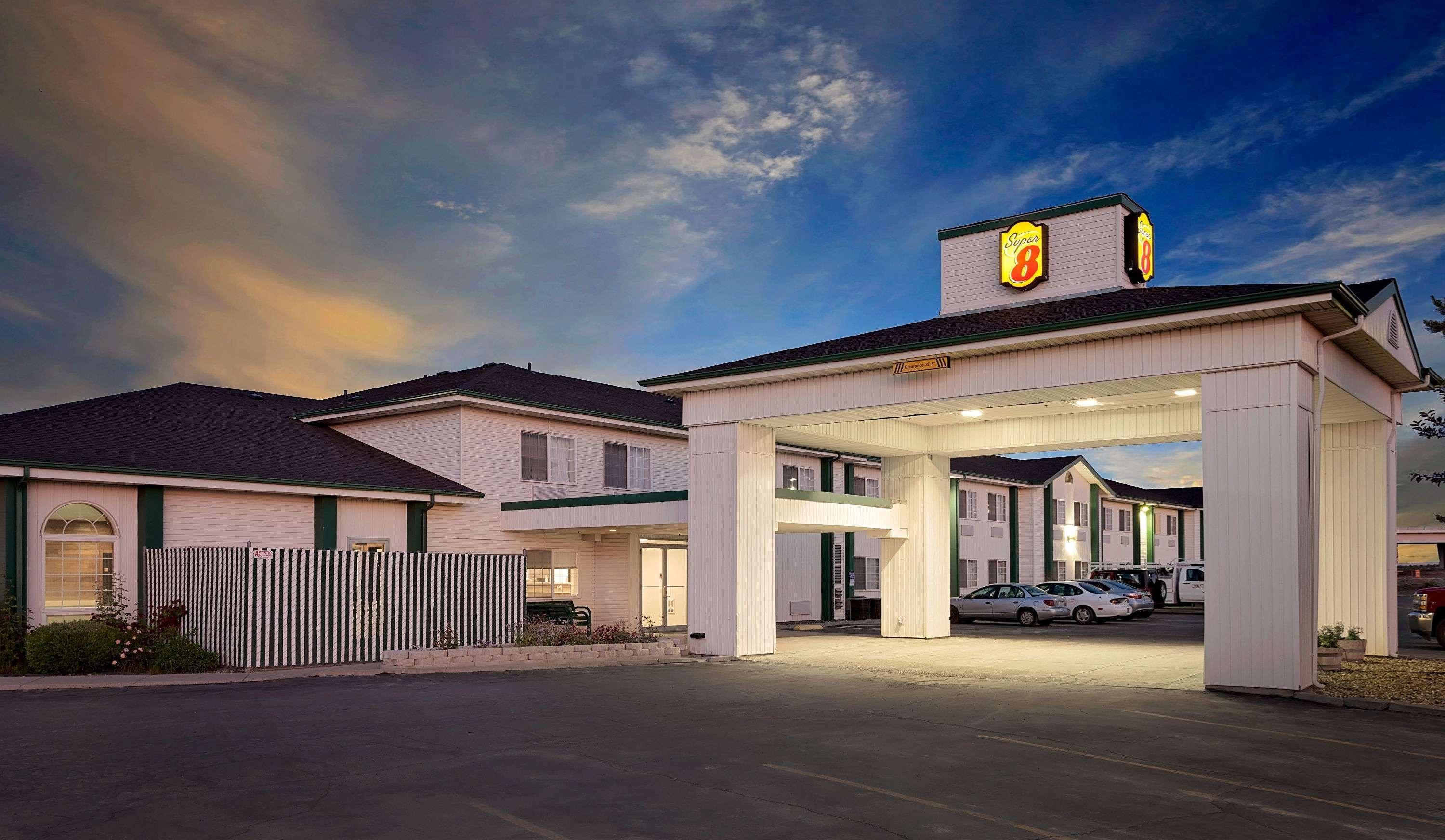 ซูเปอร์ 8 บาย วินด์แฮม แบตเทิลเมาน์เทน Hotel แบทเทิลเมาท์เทน ภายนอก รูปภาพ