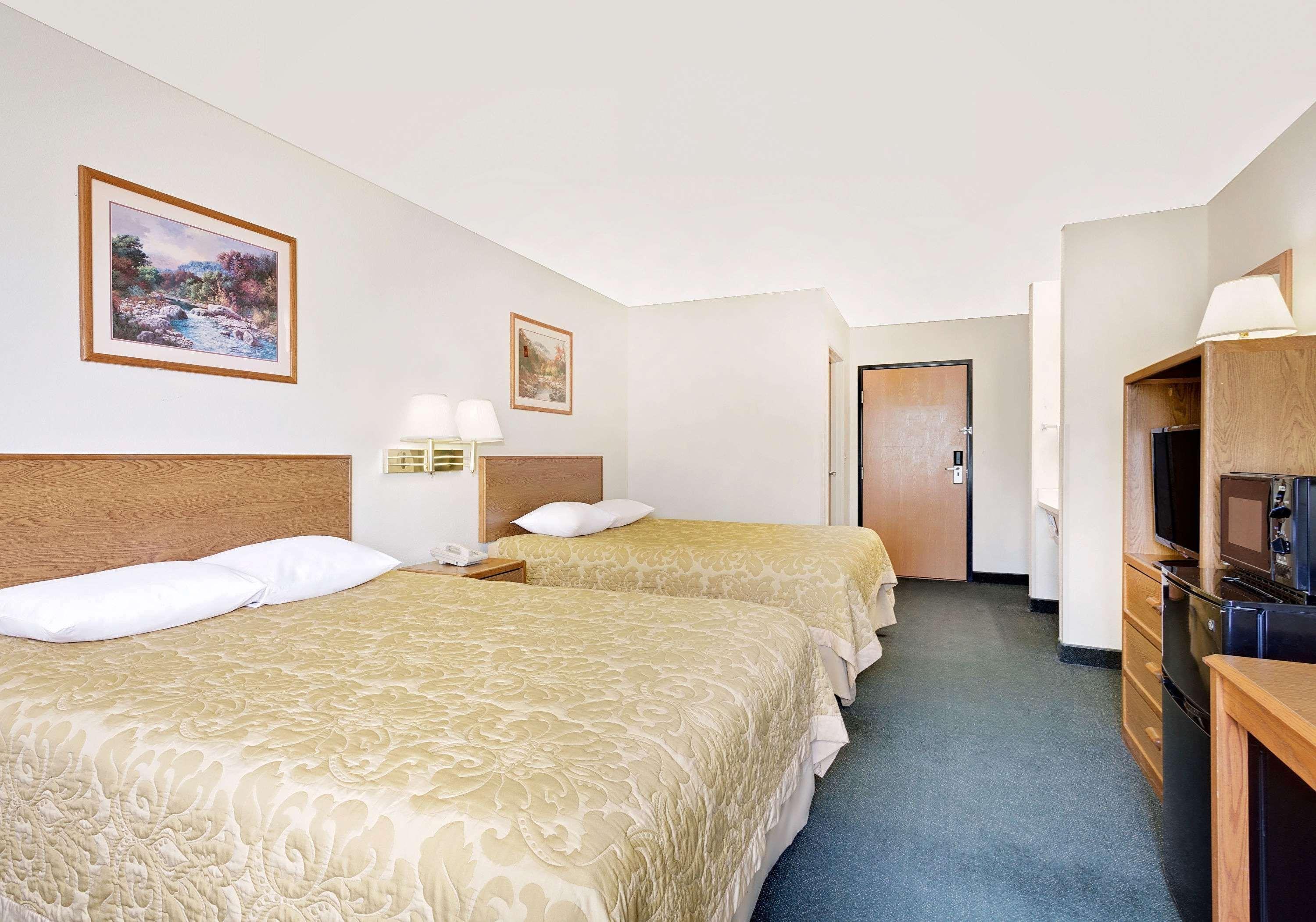 ซูเปอร์ 8 บาย วินด์แฮม แบตเทิลเมาน์เทน Hotel แบทเทิลเมาท์เทน ภายนอก รูปภาพ