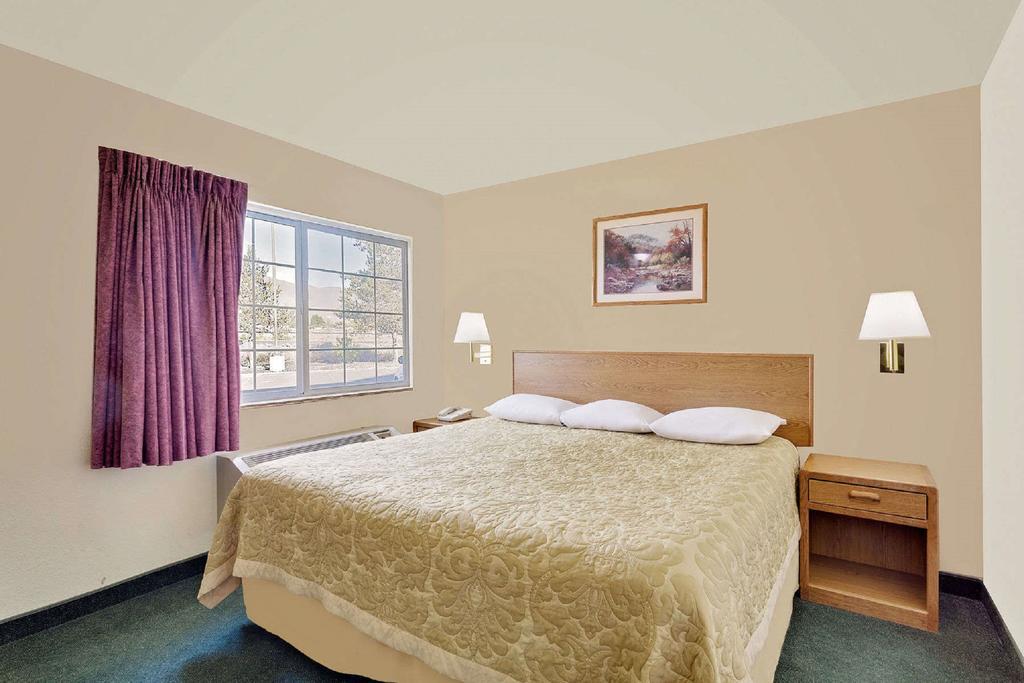 ซูเปอร์ 8 บาย วินด์แฮม แบตเทิลเมาน์เทน Hotel แบทเทิลเมาท์เทน ภายนอก รูปภาพ
