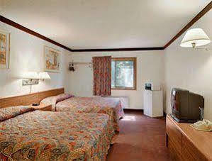 ซูเปอร์ 8 บาย วินด์แฮม แบตเทิลเมาน์เทน Hotel แบทเทิลเมาท์เทน ภายนอก รูปภาพ